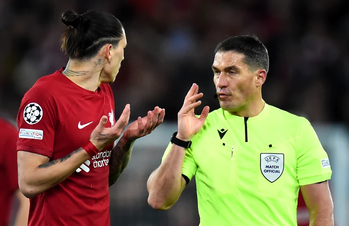 Istvan Kovacs îi explică lui Darwin Nunez de ce nu a acordat penalty FOTO EPA-EFE