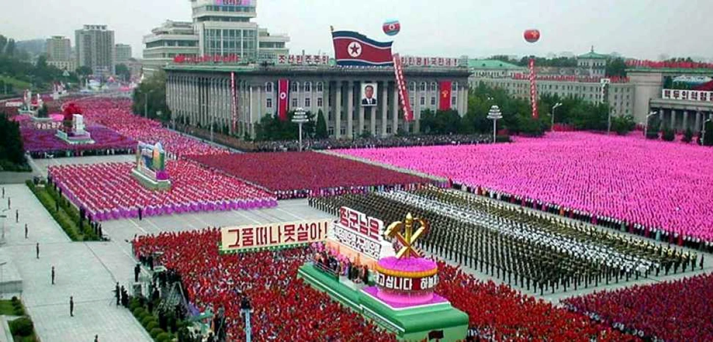 Mii de nord-coreeni s-au strâns în Piaţa Kim Il Sung în septembrie 2003, pentru a marca cea de-a 55-a aniversare a fondării guvernului comunist FOTO AFP