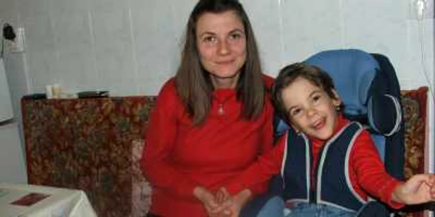 Fetiţa nu se poate bucura de copilărie din cauza unei boli crunte