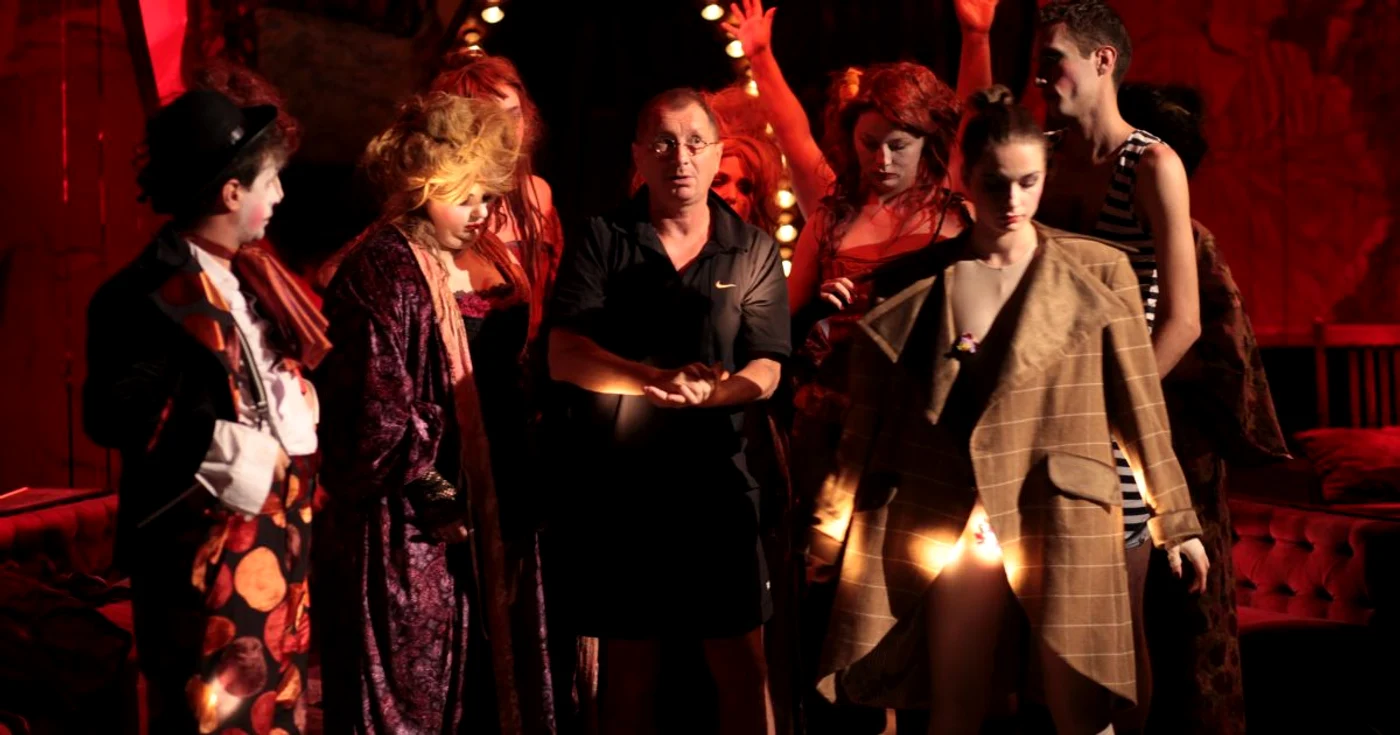 Horaţiu Mălăele, în mijlocul actorilor Foto: Adi Bulboacă
