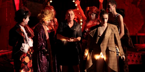 Horaţiu Mălăele, în mijlocul actorilor Foto: Adi Bulboacă