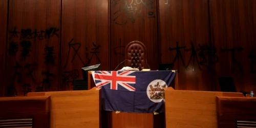 Steag colonial britanic la tribuna Parlamentului din Hong Kong FOTO AFP