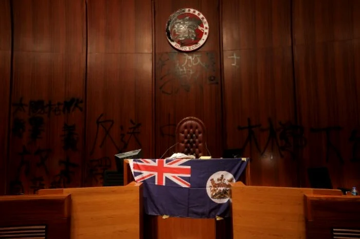 Steag colonial britanic la tribuna Parlamentului din Hong Kong FOTO AFP