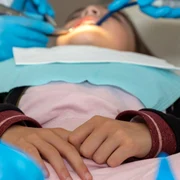 Fetita - copil - la dentist - stomatolog FOTO Shutterstock 