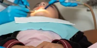Fetita - copil - la dentist - stomatolog FOTO Shutterstock 