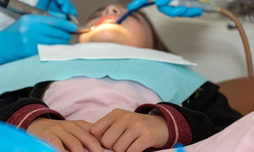 Fetita - copil - la dentist - stomatolog FOTO Shutterstock