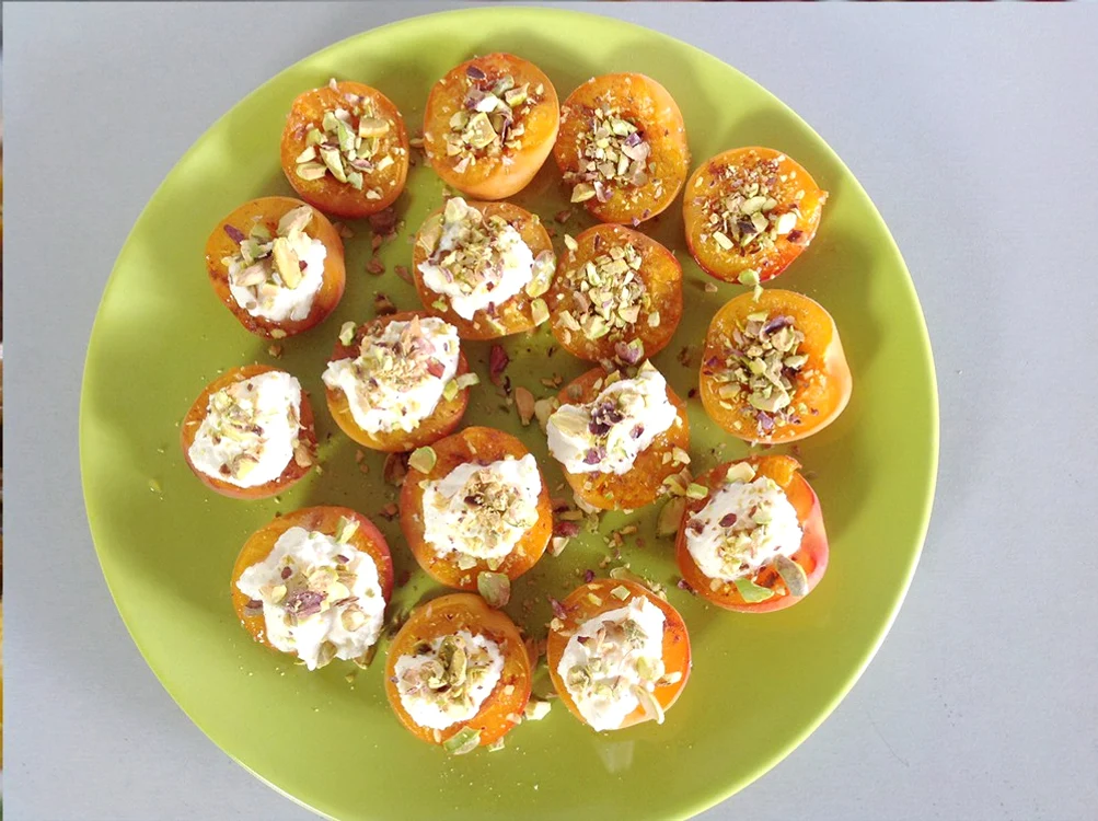
    Caise caramelizate cu ricotta şi fistic  