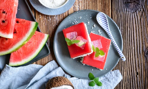 Prajitura cu nuca de cocos si jeleu de pepene  Sursa foto shutterstock 2004276233 jpg