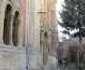 Zoia Spiegel la intrarea în cămăruţa din curtea sinagogii