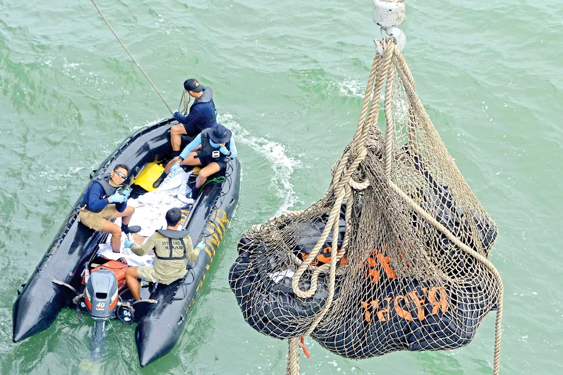 Două părţi mari din avionul AirAsia  au fost găsite pe fundul Mării Java