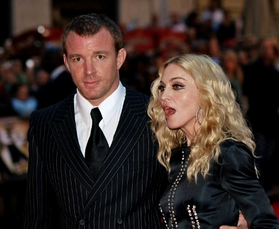 Madonna l-a înșelat pe Guy Ritchie cu un alt bărbat faimos foto: AFP