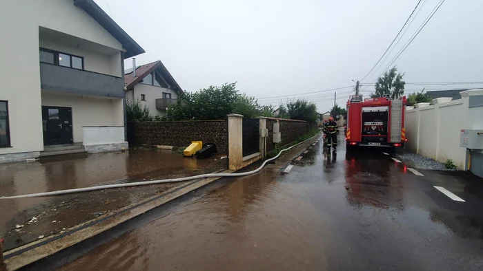 Pompierii au intervenit să evacueze apa din curți FOTO: IGSU