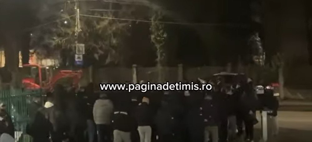 Sute de suporteri PAOK, escortați de jandarmi la spitalul unde sunt internați răniții accidentului din Timiș. Fanii s-au întors din drumul spre Lyon