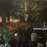 Sute de suporteri PAOK, escortați de jandarmi la spitalul unde sunt internați răniții. Fanii renunță la deplasarea la Lyon FOTO captură video Facebook