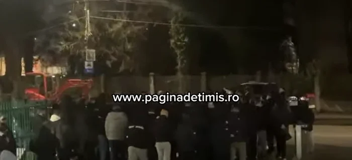 Jandarmii îi escortează pe suporteri până în fața spitalului. FOTO: captură video Facebook