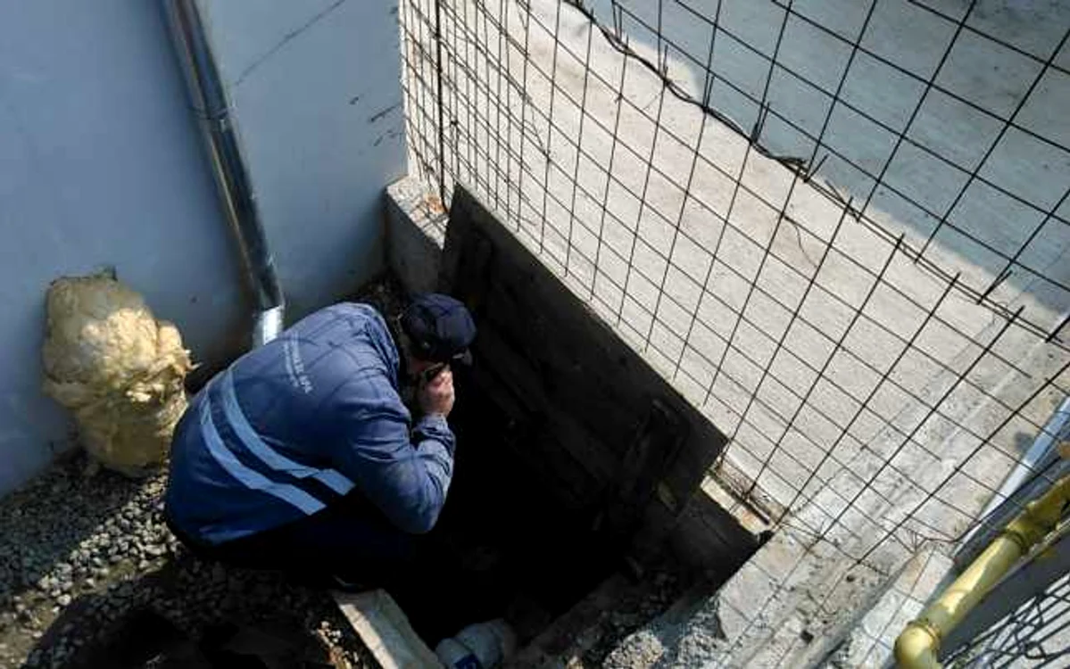 După ce anul trecut a livrat populaţiei din Aninoasa apă cu fecale, acum a distribuit în reţeaua publică apă detergenţi şi clor