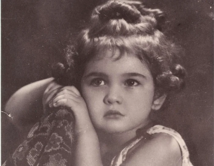 Recunoști fetița din imagine?