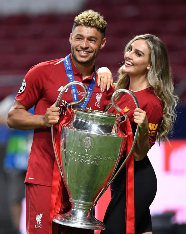 Alex Oxlade Chamberlain si iubita lui, cantareata pop