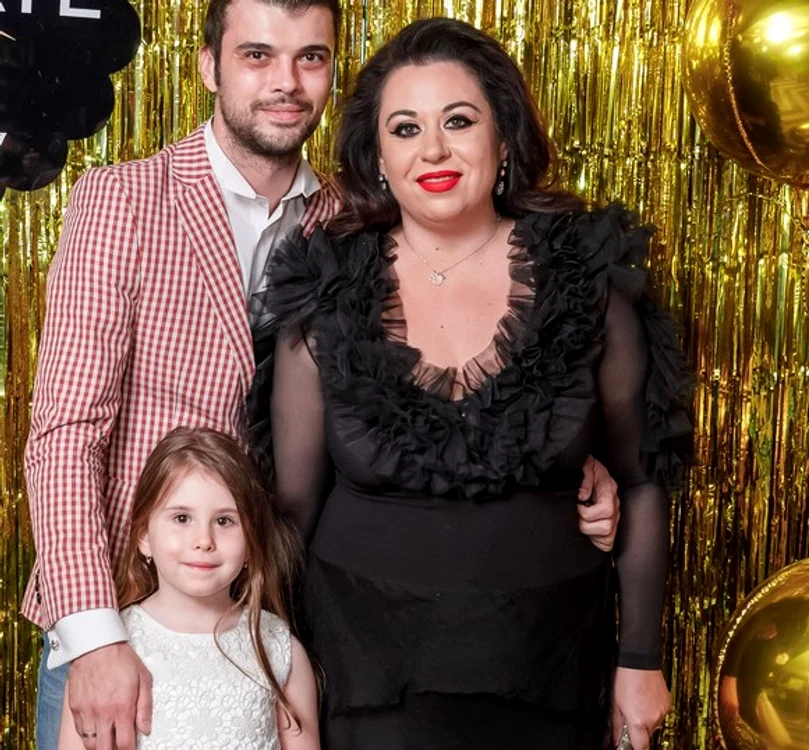 Oana Roman, alături de Marius Elisei şi fiica lor Foto: Arhivă personală