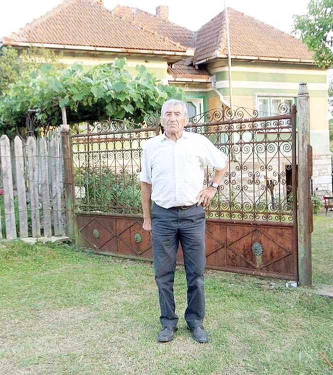 
    Nea Gheorghe, din Alun, Hunedoara, își amintește  vremurile când în localitate trăiau sute de oameniFoto: Adevărul  