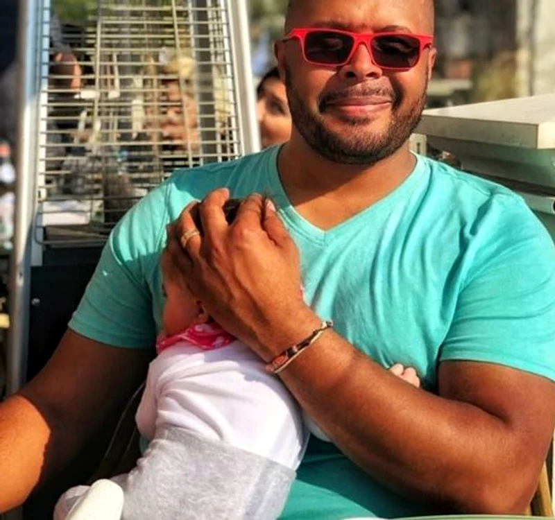 „Mici, pitici, sub soare pârlim fundul..”, a scis Cabral în dreptul imaginii adorabile cu fetița lui și a Andreei Ibacka, Namiko