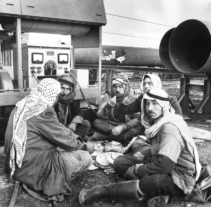 Un grup de muncitori arabi, fotografiat în 1952