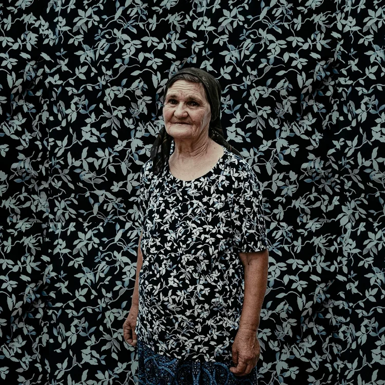 Bătrâna cu florile tinereții, din seria „Les femmes aux fleurs“. FOTO: Felicia Simion