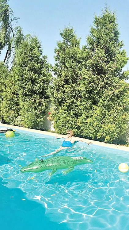 Actrița, în piscină, cu un crocodil gonflabil
