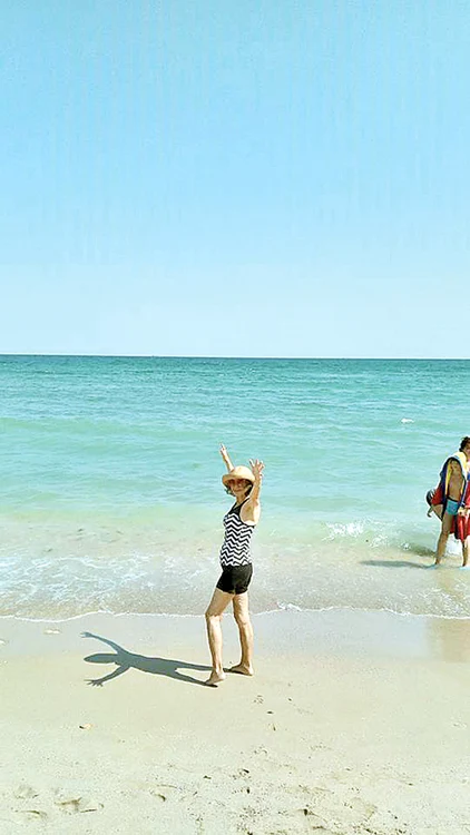 Solista s-a plimbat pe mal și s-a bronzat pe șezlong