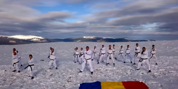 Federaţia Română de Karate Tradiţional şi antrenamentul la 2000 de metri în Munţii Latoriţei - Vâlcea Foto Adevărul