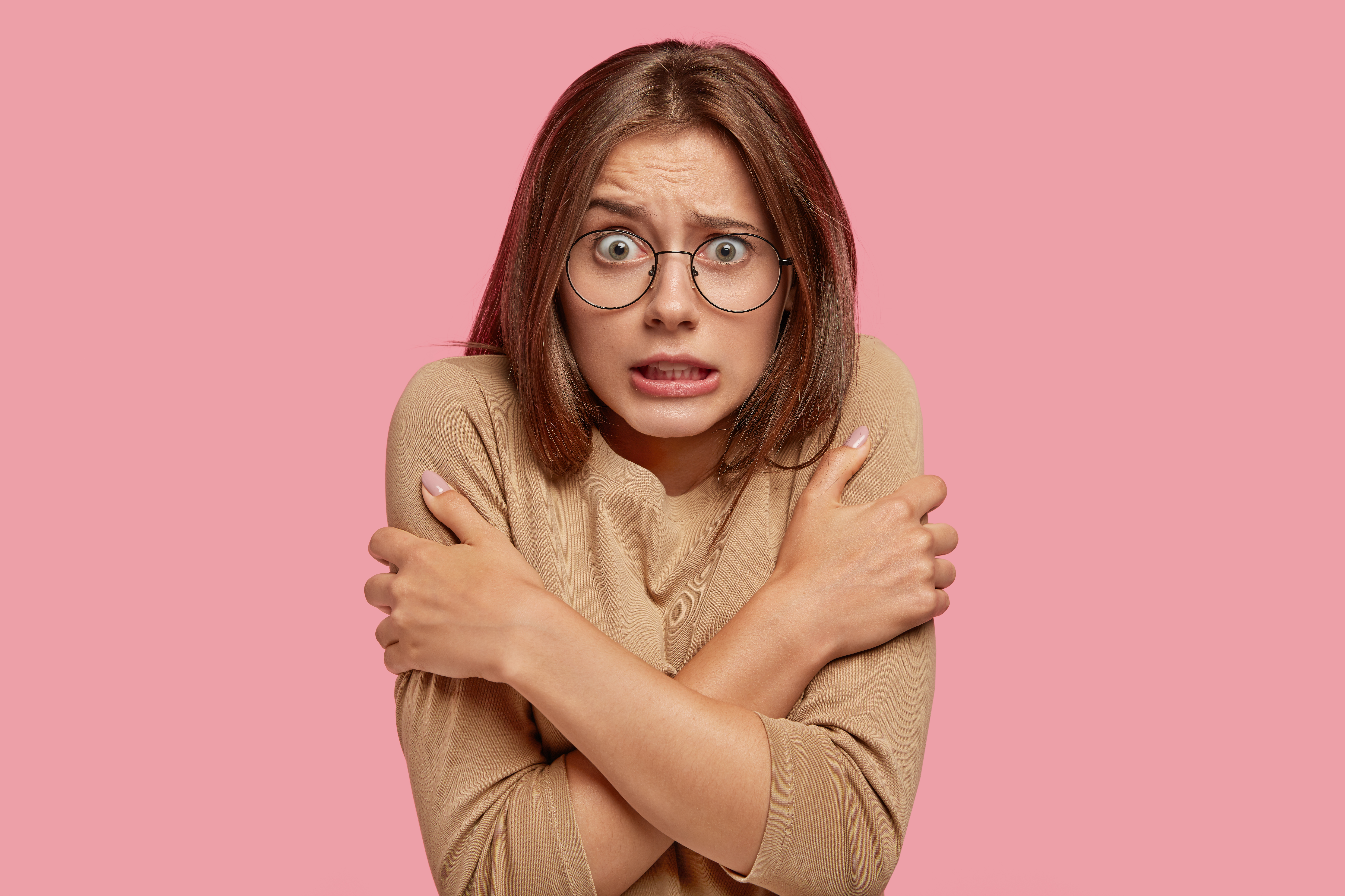 1 femeie careia ii e frig jpg jpeg