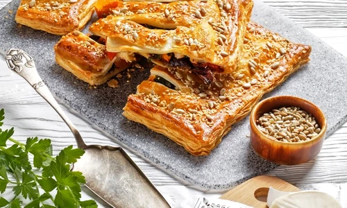 Placinta cu legume coapte  Sursa foto shutterstock 1940748868 jpg