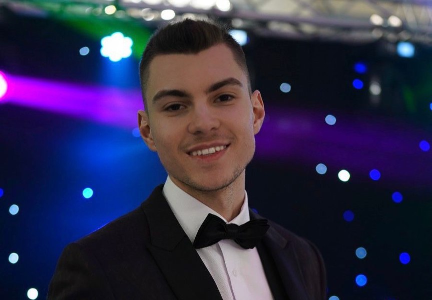 Polițist de meserie, cântăreț în timpul liber. Cum a reușit un tânăr maramureșean să combine cele două pasiuni