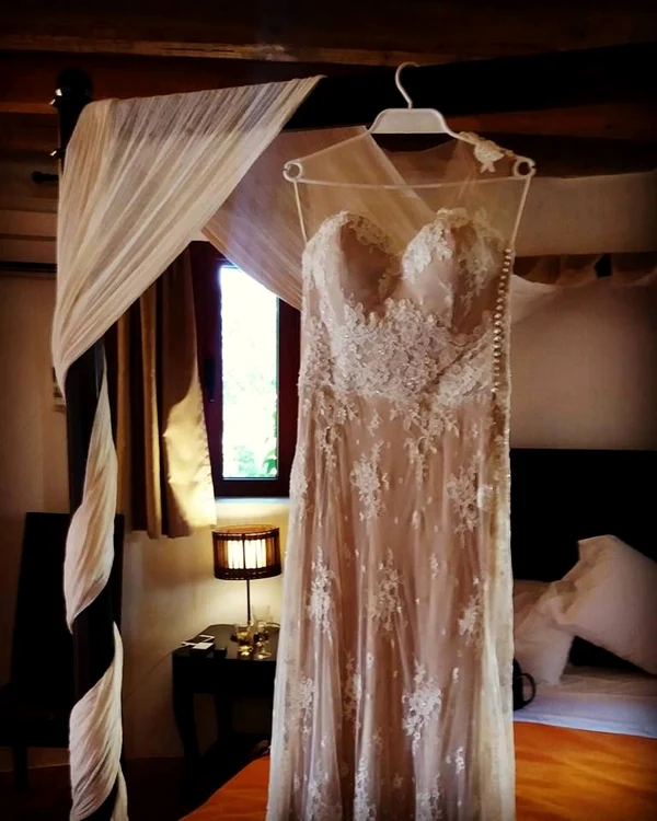 Camera, mobilier, rochie de mireasa jpg