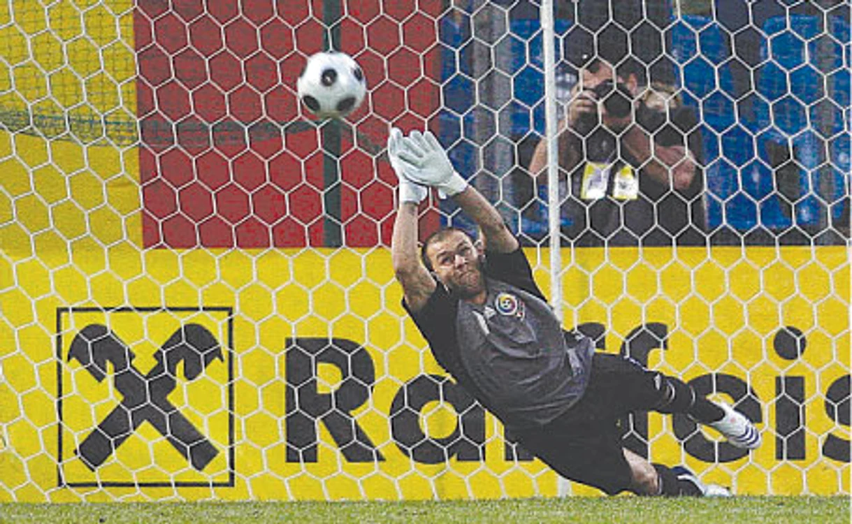 
    Bogdan Lobonţ a avut partea sa de vină la primul gol al adversarilor, fiind depăşit de şutul violent expediat de Aliev.  