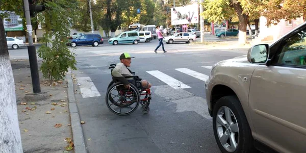 Valera (în jur de 50 de ani) face zilnic slalom printre mașini pentru a-și câștiga existența FOTO DE EDUARD BÂZGU