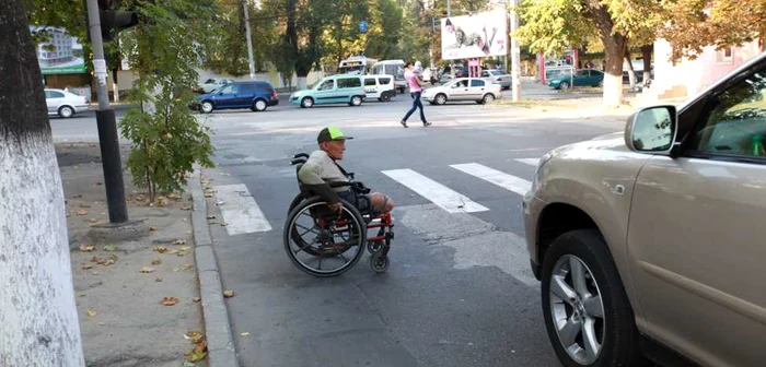 Valera (în jur de 50 de ani) face zilnic slalom printre mașini pentru a-și câștiga existența FOTO DE EDUARD BÂZGU