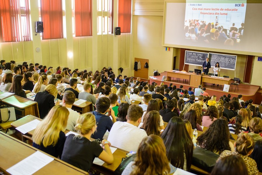 Un milion de români educați financiar de BCR