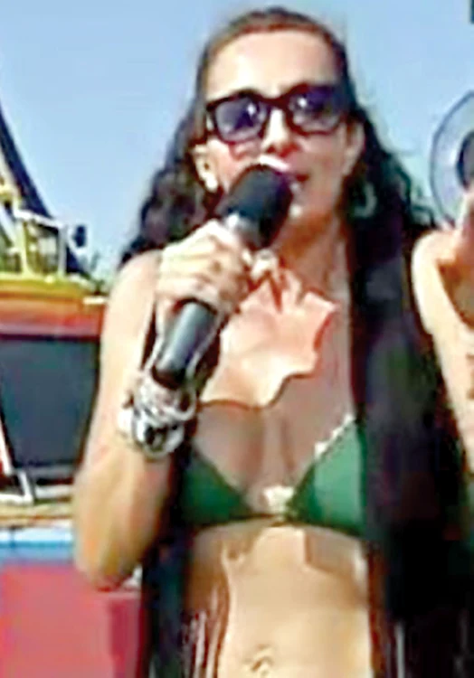 2012. Mihaela a prezentat, duminică, emisiunea de la Realitatea TV în costum de baie şi cu sânii “veştejiţi” (Foto: Realitatea TV)
