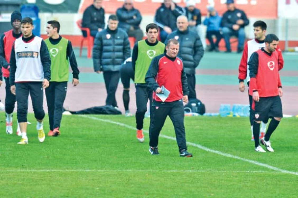 
    Dorinel, ieri, la primul  antrenament ca antrenor  al lui Dinamo  