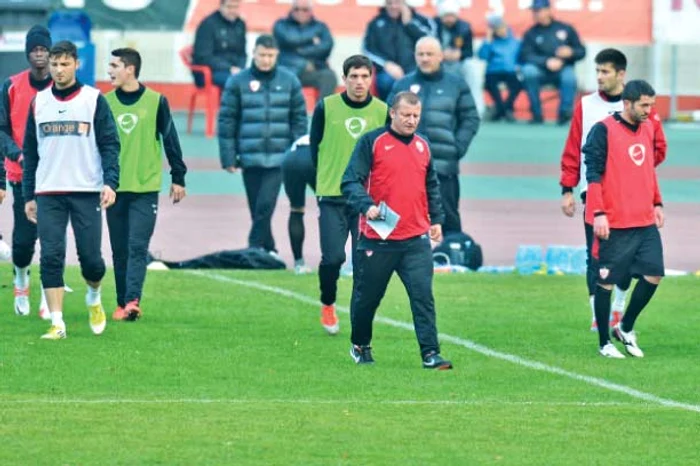 
    Dorinel, ieri, la primul  antrenament ca antrenor  al lui Dinamo  