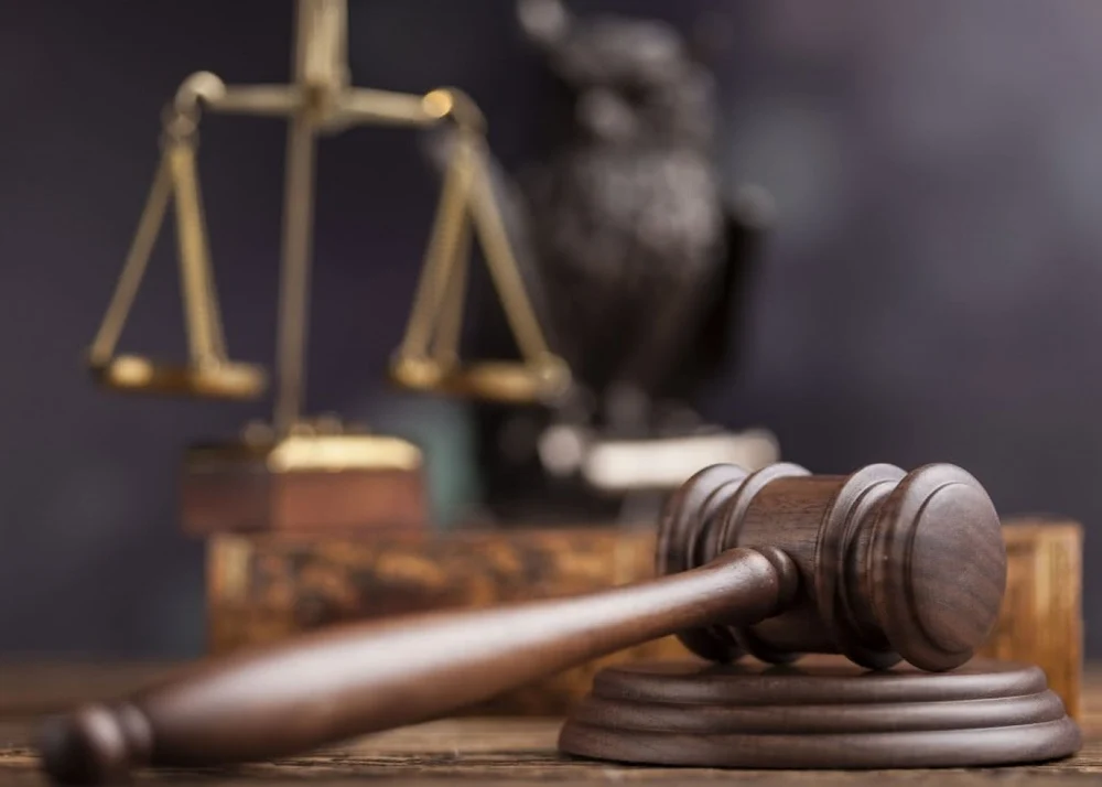 Vicepreședintele CJ Argeș și șefa Direcției de Asistență Socială, trimiși în judecată de DNA pentru abuz și falsuri în cumpărarea de locuințe supraevaluate pentru persoane vulnerabile