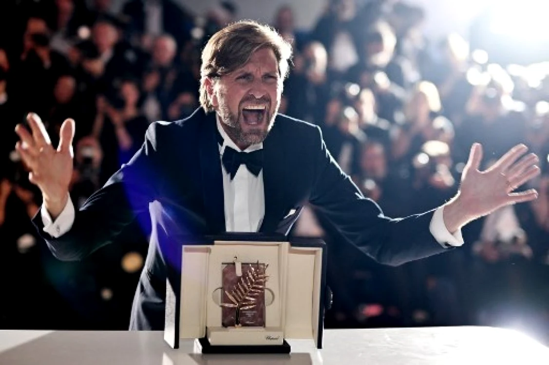 Ruben Östlund, laureat pentru a doua oară cu trofeul Palme d'Or, după ce în 2017 a luat acelaşi premiu pentru „The Square“. FOTO LOIC VENANCE / AFP