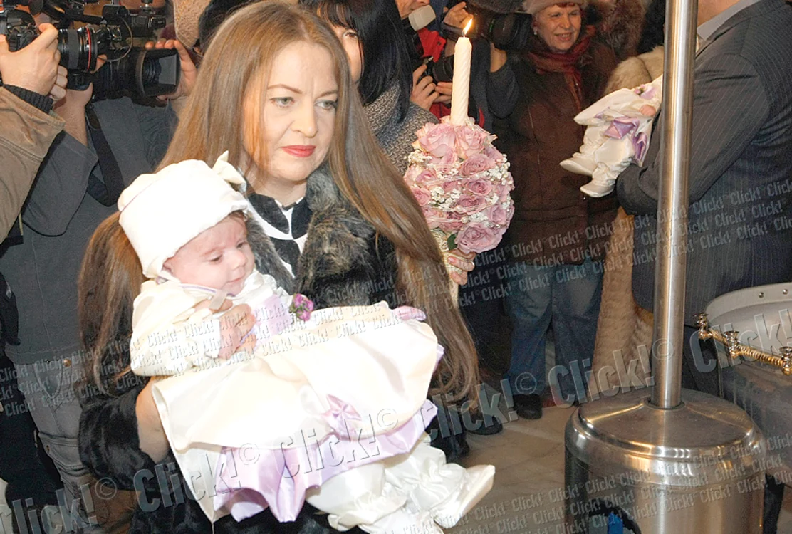 Fetiţele au fost cuminţi  pe toată durata slujbei, iar  nașii le-au hrănit cu biberonul (Fotografii: Dan Bistriţeanu)