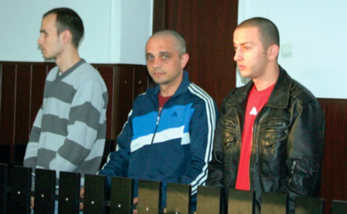 Marian Jenariu (stânga), Florin Buzăianu şi Sergiu Melniceanu sunt judecaţi în stare de libertate