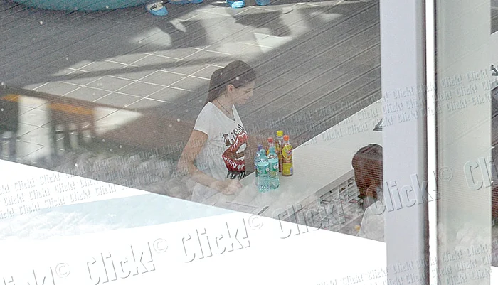 Irina şi Monica ies fericite  de la petrecerea care a  avut loc la piscina „World  Class Center” din Pipera