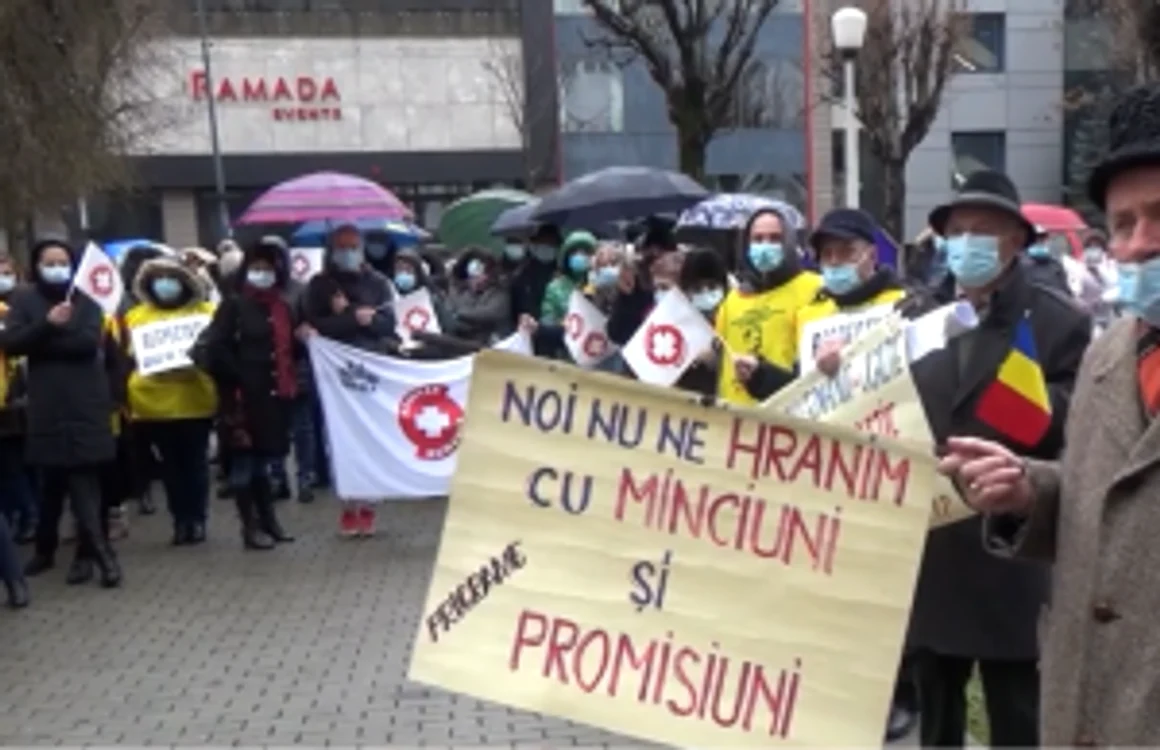 Pichetarea Prefecturii Vâlcea de către membrii sindicatelor din sănătate şi învăţământ din cauza îngheţării salariilor Foto Adevărul