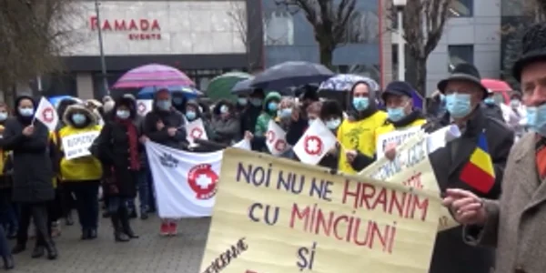 Pichetarea Prefecturii Vâlcea de către membrii sindicatelor din sănătate şi învăţământ din cauza îngheţării salariilor Foto Adevărul