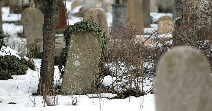 Cea mai veche piatră funerară din Timişoara este în Cimitirul Evreiesc. FOTO: Sebastian Tătaru