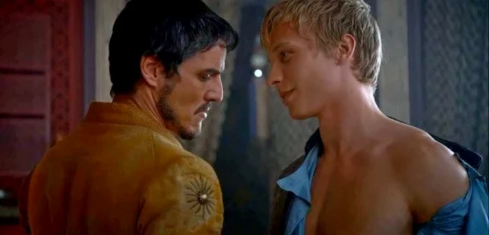 Personajul Oberyn Martell (stânga) nu se teme să recunoască, în serial, că îi place atât sexul cu femei, cât şi cel cu bărbaţi